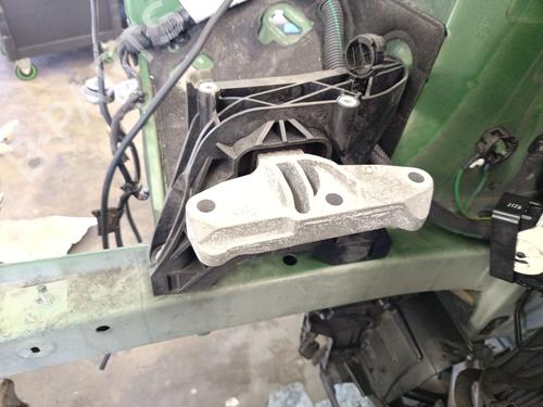 Used Engine mount PEUGEOT 308 III (FB_, FH_, FP_, F3_, FM_) BlueHDi 130 (FBYHZL, FBYHZT) (131 hp) 30078560