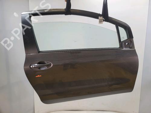 Used Right front door TOYOTA YARIS (_P9_) 1.4 D-4D (NLP90_, NLP90R) (90 hp) 33230456