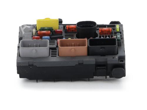 Used Fuse box Fuse box 39045727 39045727
