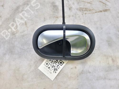 Venstre bagtil invendig håndtag RENAULT TWINGO III (BCM_, BCA_) 0.9 TCe 90 (BCM9, BCM2) (90 hp) 27903590