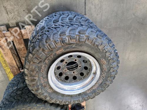 Used Wheel set Wheel set SUZUKI SAMURAI Closed Off-Road Vehicle (SJ_) 1.3 All-wheel Drive (SJ413, SJ70, SJ80) (70 hp) 40035268 40035268