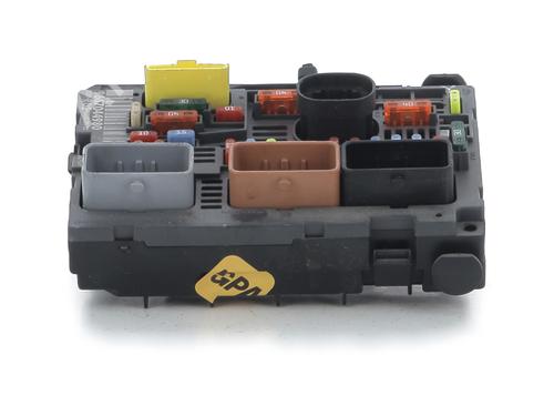 fuse-box-peugeot-407-6d_-2004-2005-2006-2007-2008-2009-2010-2011-32152801 main image
