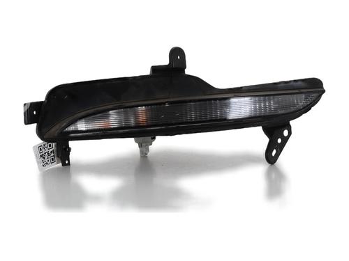 right-front-indicator-renault-megane-iv-hatchback-b9amn_-2015-32039854 main image