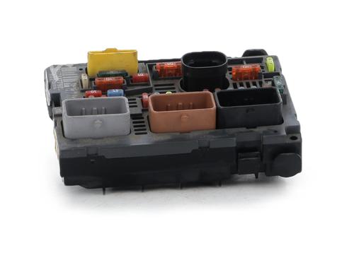 Used Fuse box Fuse box 39422022 39422022