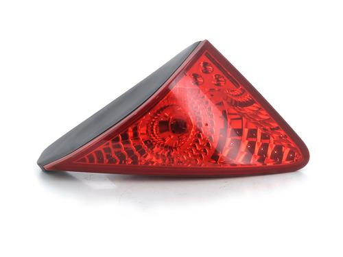 Używane Lampa tylna klapy bagażnika prawa PEUGEOT 3008 I MPV (0U_) 1.6 HDi (109 hp) 30716078