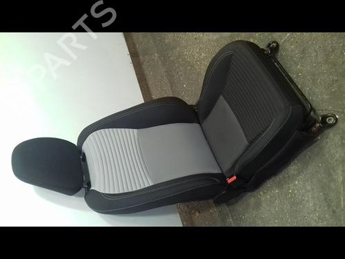 Stoel links voor TOYOTA YARIS (_P13_) 1.5 (NSP131_) (112 hp) 11999093