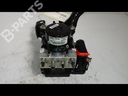 Used ABS pump TOYOTA YARIS (_P13_) 1.5 (NSP131_) (112 hp) 11963728