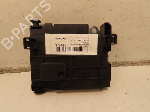 Caixa de fusíveis PEUGEOT 308 II (LB_, LP_, LW_, LH_, L3_) 1.2 THP 110 (110 hp) 31077949