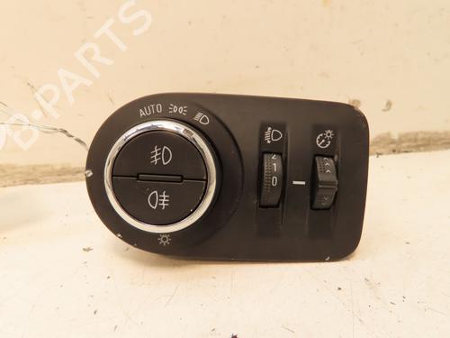 Used Headlight switch OPEL CORSA F (P2JO) 1.5 (68) (102 hp) 31747649