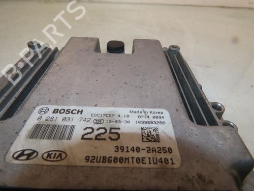 Used Engine control unit (ECU) KIA RIO III (UB) 1.4 CRDi (90 hp) 18260801