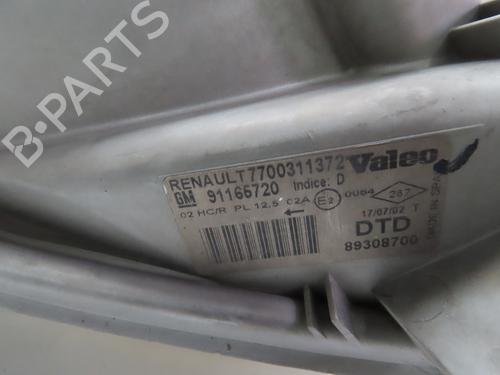 Used Right headlight RENAULT TRAFIC II Van (FL) 1.9 dCi 100 (FL0C, FL0K, FL0B) (101 hp) 15685779