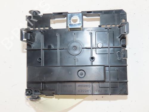 Used Fuse box Fuse box 37276737 37276737