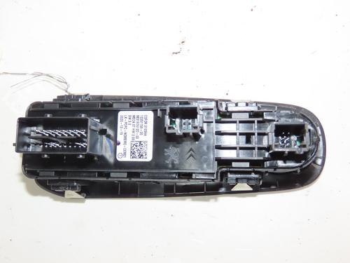 Mando elevalunas delantero izquierdo Mando elevalunas delantero izquierdo PEUGEOT 308 II (LB_, LP_, LW_, LH_, L3_) 1.5 BlueHDI 100 (102 hp) 39893458 39893458