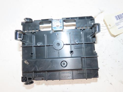 Used Fuse box Fuse box 38548637 38548637