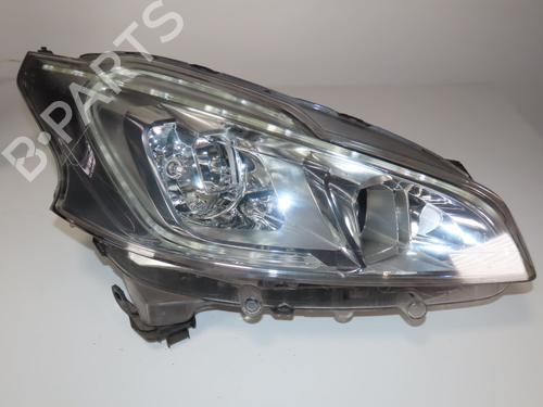 Faro derecho PEUGEOT 208 I (CA_, CC_) 1.6 HDi (114 hp) 31634695