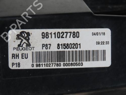 Feu de coffre droit PEUGEOT 5008 II (MC_, MJ_, MR_, M4_) 1.2 THP (MRHNYH, MRHNYW, MRHNSJ, MRHNSU, MRHNSM) (131 hp) 32129293