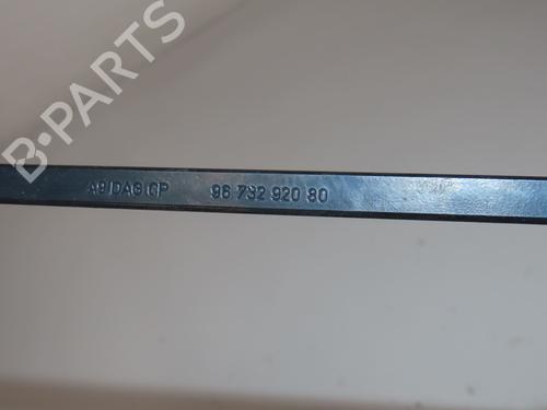 Used Front windshield wiper arm PEUGEOT 208 I (CA_, CC_) 1.2 VTI 82 (82 hp) 27887131