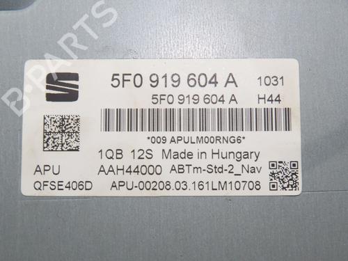 Used Radio SEAT LEON ST (5F8) 2.0 TDI (150 hp) 24487918
