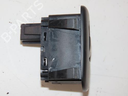 Højre bagtil elrude kontakt Højre bagtil elrude kontakt CITROËN C3 II (SC_) 1.4 HDi 70 (SC8HZC, SC8HR0, SC8HP4) (68 hp) 33808714 33808714