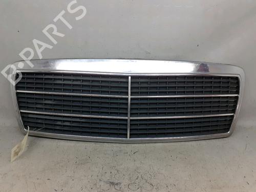 Used Grille MERCEDES-BENZ E-CLASS (W210) E 300 Turbo-D (210.025) (177 hp) 9021697