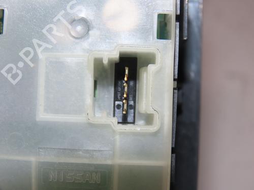 Used Left front window switch NISSAN QASHQAI I (J10, NJ10) 1.6 dCi (130 hp) 31961679