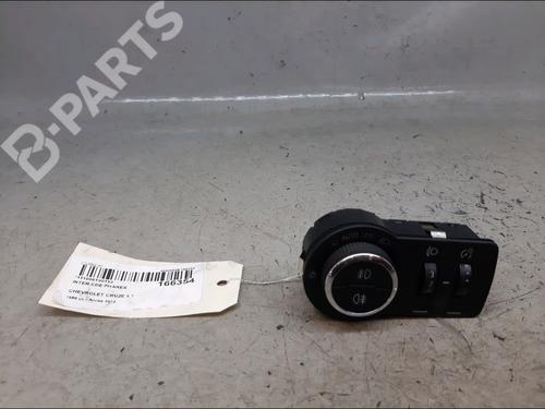Used Headlight switch CHEVROLET CRUZE Hatchback (J305) 1.7 D (131 hp) 9015957