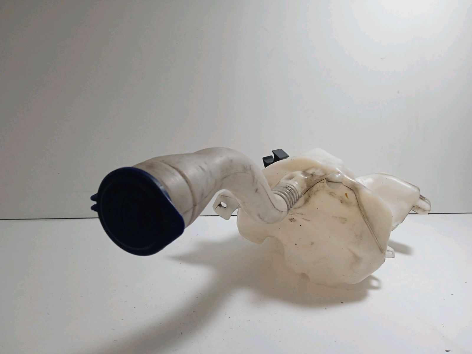 Windscreen washer tank PEUGEOT 3008 MPV (0U_) 1.6 HDi 9832328 BParts