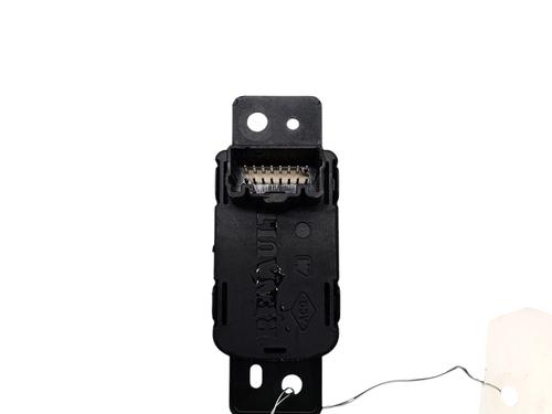 switch-renault-clio-v-b7_-2019-25072405 main image