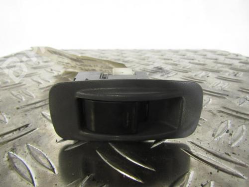 Used Left rear window switch Left rear window switch TOYOTA RAV 4 II (_A2_) 2.0 D 4WD (CLA20_, CLA21_, CLA20R, CLA21R) (116 hp) 10592092 10592092