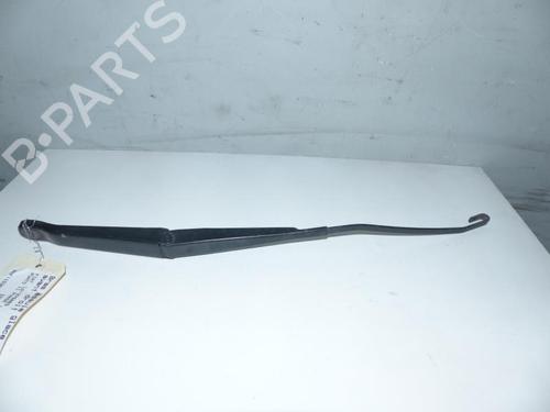 Used Front windshield wiper arm FIAT PUNTO (188_) 1.2 60 (188.030, .050, .130, .150, .230, .250) (60 hp) 25085697