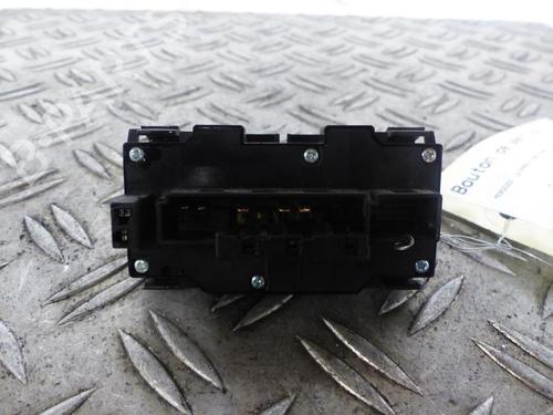 Used Warning switch MERCEDES-BENZ E-CLASS (W210) E 230 (210.037) (150 hp) 25065451