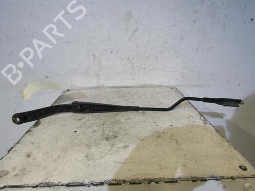 Used Front windshield wiper arm FIAT GRANDE PUNTO (199_) 1.3 D Multijet (75 hp) 25090536