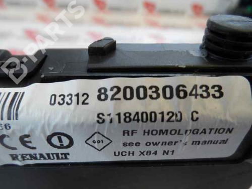 Fuse box RENAULT SCÉNIC II (JM0/1_) 1.5 dCi (JM0F) | BP585964E1 