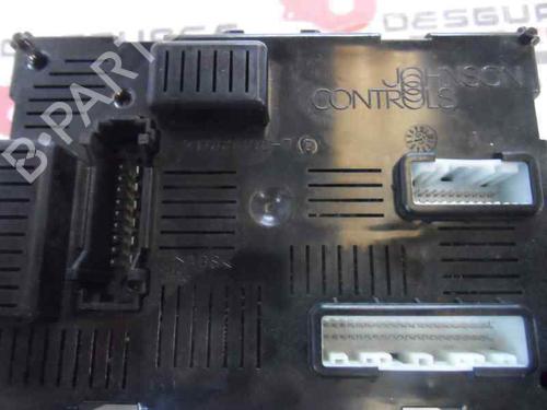Used Fuse box RENAULT CLIO III Hatchback Van (SB_, SR_) 1.5 dCi (68 hp) 586457