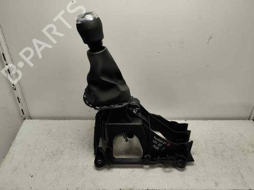 Used Gear lever RENAULT TWINGO III (BCM_, BCA_) 1.0 SCe 65 (BCMJ) (65 hp) 22646311