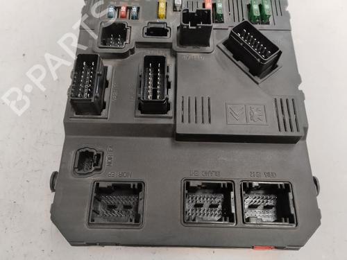 Used Fuse box Fuse box 16472726 16472726
