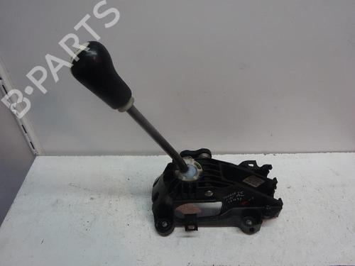 Used Gear lever TOYOTA YARIS (_P9_) 1.3 VVT-i (SCP90_, SCP90R) (87 hp) 11723813