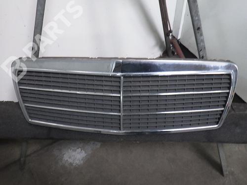 Used Grille MERCEDES-BENZ E-CLASS (W210) E 200 (210.035) (136 hp) 1754488
