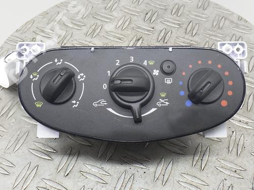 Used Climate control DACIA SANDERO 1.2 16V (75 hp) 957886