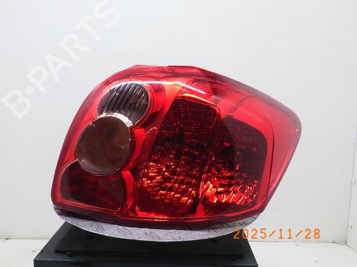 Feu arrière droit TOYOTA AURIS (_E15_) 1.4 (ZZE150_, ZZE150R) (97 hp) 30641627