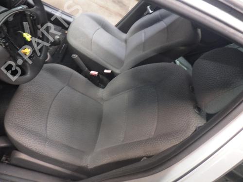 Asiento delantero izquierdo RENAULT CLIO II (BB_, CB_) 1.2 16V (BB05, BB0W, BB11, BB27, BB2T, BB2U, BB2V, CB05,... (75 hp) 30908666