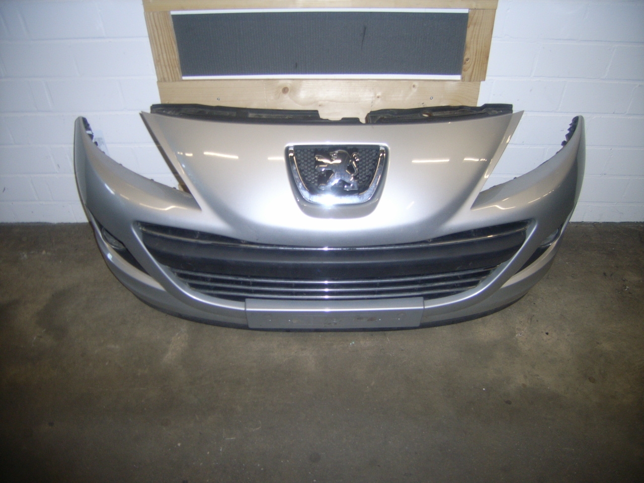 Bandeau Arrière Aluminium Gris EZR Pour PEUGEOT 207 CC (WD) 1.6 16V - Pièce D'occasion En Bon état