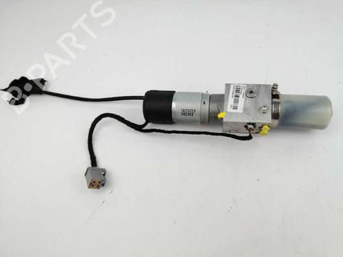 Used Central lock pump VOLVO V70 II (285) D5 (185 hp) 8954275