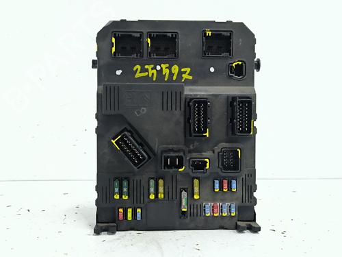 Used Fuse box Fuse box 39592425 39592425