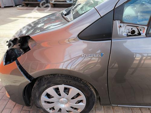 Guarda-lamas esquerdo TOYOTA YARIS (_P13_) 1.5 Hybrid (NHP130_, NHP130) (101 hp) 32135099