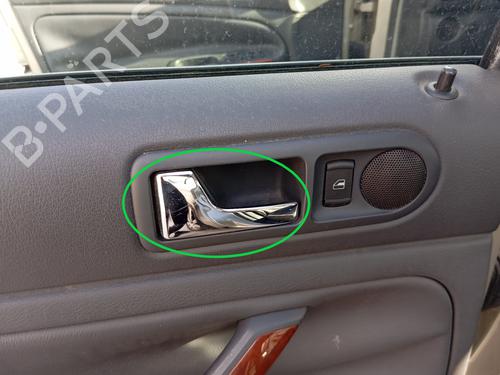 Venstre bak invendig håndtak VW PASSAT B5.5 (3B3) 1.9 TDI (130 hp) 20717575