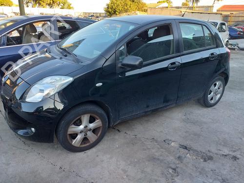 Puxador exterior trás esquerdo TOYOTA YARIS (_P9_) 1.3 VVT-i (SCP90_) (87 hp) 17369148