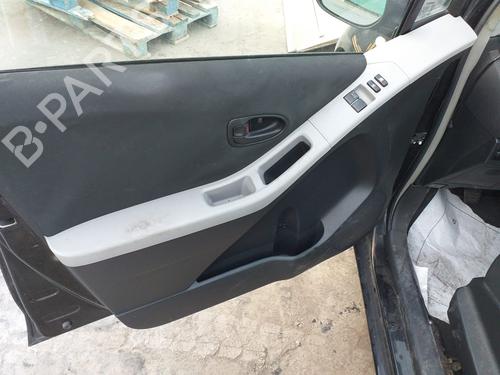 Maneta interior delantera izquierda TOYOTA YARIS (_P9_) 1.3 VVT-i (SCP90_) (87 hp) 17369152