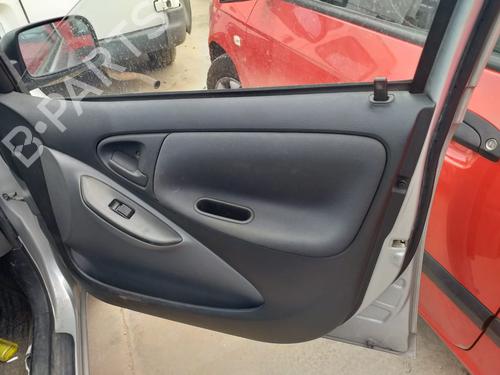 Right front door panel TOYOTA YARIS (_P1_) 1.0 (SCP10_) (68 hp) 12283824