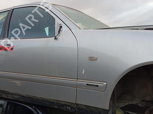 Used Right front door MERCEDES-BENZ E-CLASS (W210) E 300 D (210.020) (136 hp) 24366204